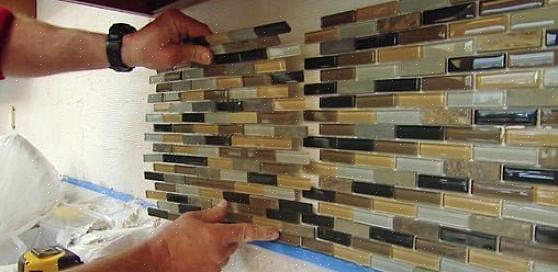 Ελκυστική εγκατάσταση backsplash πλακιδίων πραγματοποιείται στα στάδια προετοιμασίας