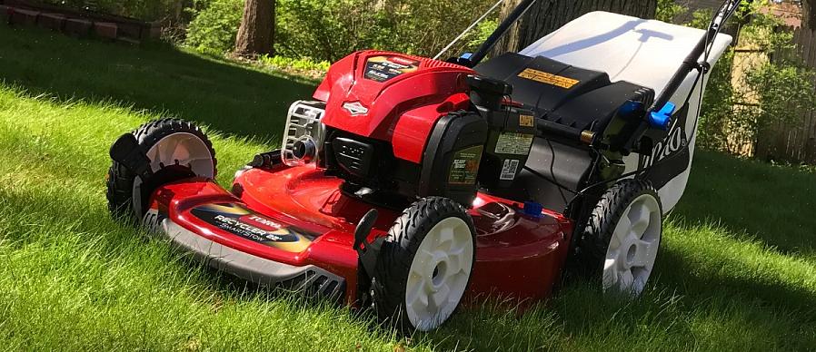 Τα χλοοκοπτικά Toro SmartStow διαθέτουν μεγαλύτερους πίσω τροχούς για ευκολότερη χρήση σε ανώμαλο έδαφος