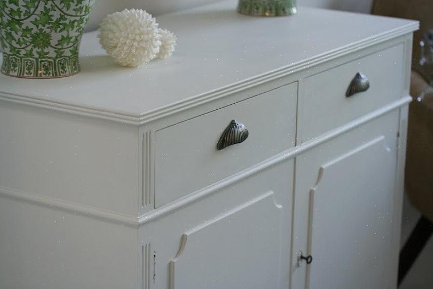 Η Annie Sloan δημιούργησε εν μέρει το Chalk Paint επειδή χρειαζόταν ένα χρώμα που θα στεγνώσει εξαιρετικά